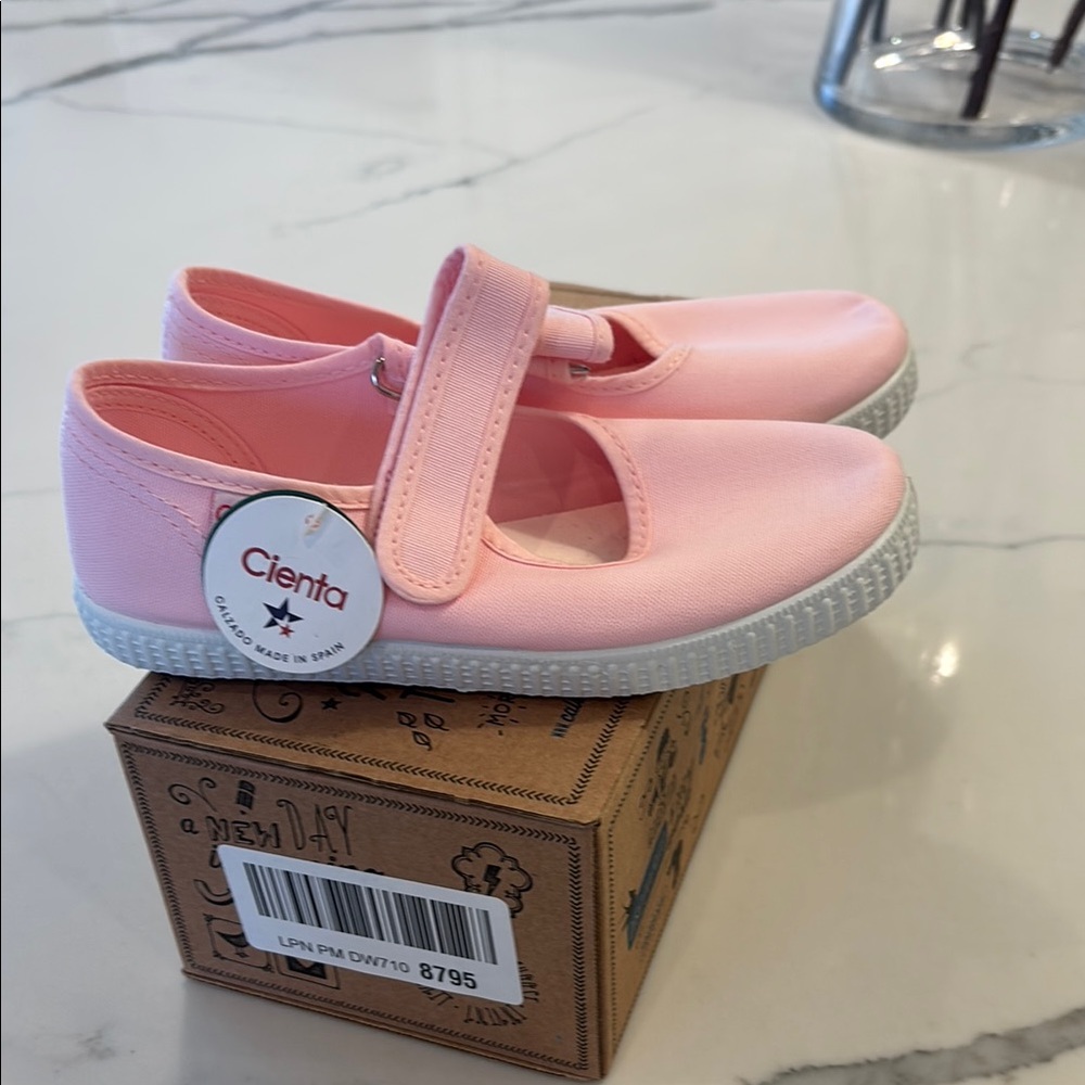 Brand new with box Cienta Light Pink Dress Shoes for Kids size 30